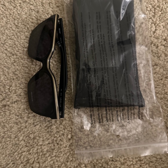 Quay sunglasses Level up Black Gold Frame / Smoke Polarized Lens - Picture 4 of 6